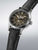 Seiko Herrenarmbanduhr mit schwarzem Lederband, silbernem Gehäuse, Anzeige MON 6
