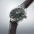 Montre Seiko Presage pour homme vue de côté, cadran vert foncé avec bracelet en cuir.