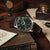 Montre Seiko Presage pour homme, vue en biais, cadran vert foncé, bracelet en cuir marron.