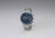 Montre pour homme avec cadran chronographe bleu et bracelet en acier inoxydable, vue de côté