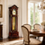 Horloge sur pied en bois vue de côté avec façade en verre, cadran et pendule