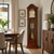 Horloge sur pied en bois avec façade en verre, cadran rond et pendules métalliques suspendues