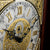 Cadran d'horloge à chiffres romains, décoré d'or et aiguilles noircies