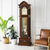 Horloge à poser en bois avec cadran rond et pendule dans un insert en verre