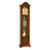Horloge sur pied en bois avec cadran rond, façade en verre et poids de balancier visibles