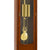 Façade en verre d'horloge de parquet avec chaînes dorées et grande cloche de balancier