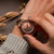 Holzkern Sunglister Damenarmbanduhr am Handgelenk mit roségoldenem Metallarmband
