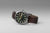Montre Seiko pour homme avec cadran sombre, bracelet en cuir marron et index luminescents
