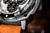 Lunette de montre pour homme en détail avec des marqueurs et un élément de boîtier noir, bracelet marron