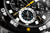 Cadran de montre pour homme en détail : affichage bleu lumineux, échelle noire