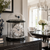 Horloge de table sur une console sombre avec cloche en verre et cadran blanc