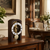 Horloge de table en bois sombre avec mouvement en laiton visible et régulateur à pendule