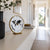 Horloge de table sur console blanche : bordure en laiton, carte du monde sur le cadran, aiguilles dorées
