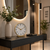 Horloge de table avec cadran blanc et aiguilles dorées, cadre en laiton sur console