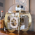 Horloge de table avec dôme en verre, cadre en laiton et cadran blanc
