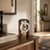 Montre de table sur surface en bois avec mouvement en laiton apparent, chiffres romains et poids de balancier