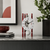 Horloge squelette : cadran blanc, aiguilles noires, piliers rouges