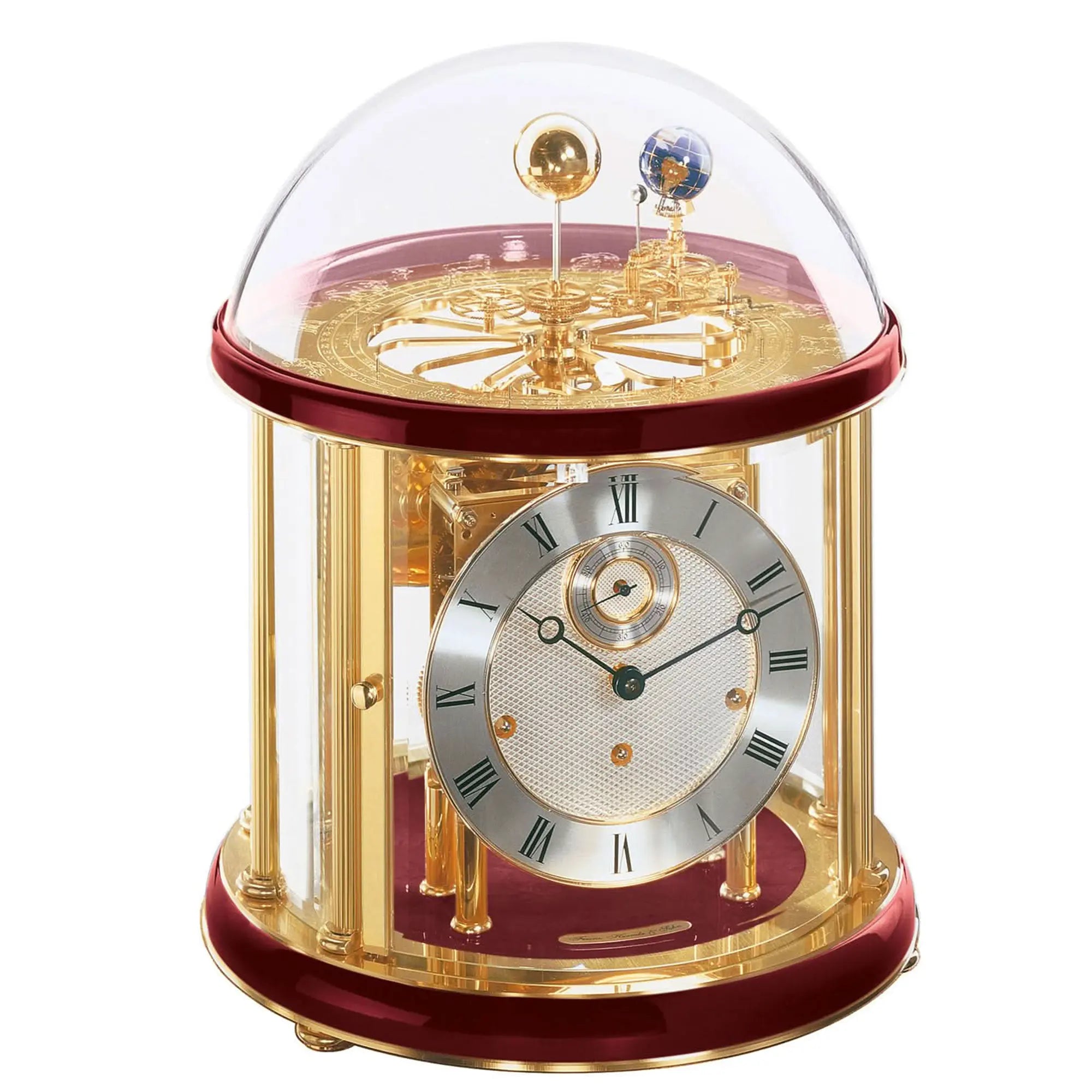 Horloge de table avec boîtier métallique doré et cadran rond sous cloche en verre