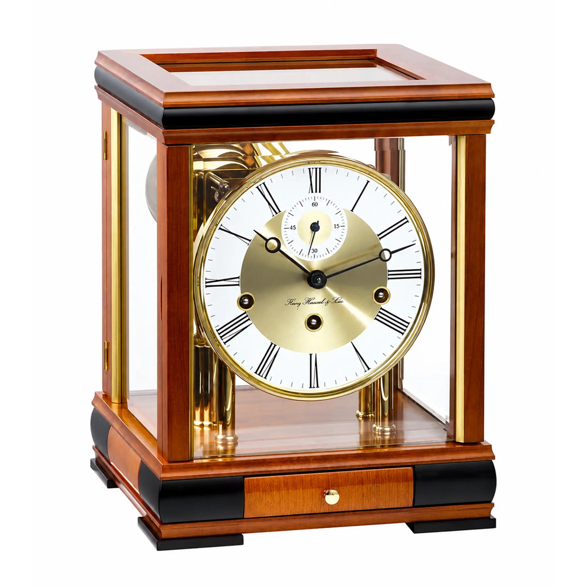Horloge de table en bois de cerisier avec boîtier en verre, mouvement doré et cadran romain