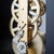 Vue détaillée du mouvement avec engrenages et bras métalliques d'une horloge de table