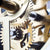 Détail du mouvement : engrenages dorés et composants métalliques d'une horloge de table