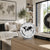 Horloge de table sur surface en bois, cadran blanc avec carte du monde et aiguilles noires