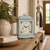 Horloge de table en bois avec boîtier bleu clair et décor floral sur le cadran, sur une surface en bois