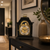 Horloge de table noire avec affichage de phase lunaire dorée sur console avec cadre décoratif