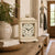 Horloge de table blanche avec cadran floral sur une console en bois dans le salon