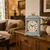 Horloge de table en bois avec boîtier en bois bleu clair et motif floral rouge sur le cadran, sur pied