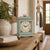 Horloge de table en bois turquoise sur un buffet, horloge avec cadran blanc et motif floral