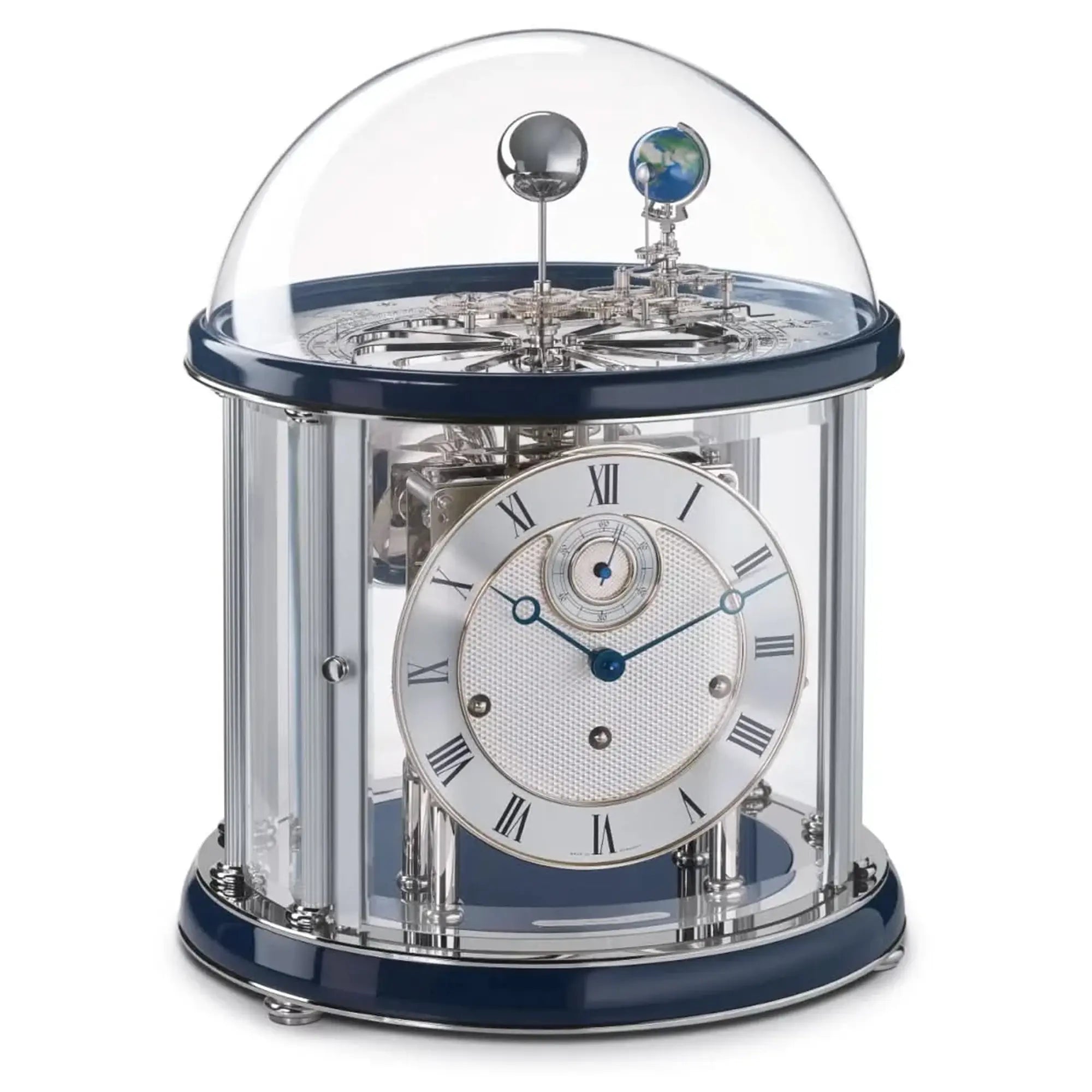 Horloge de table avec cloche en verre, cadran argenté, chiffres romains, accent bleu