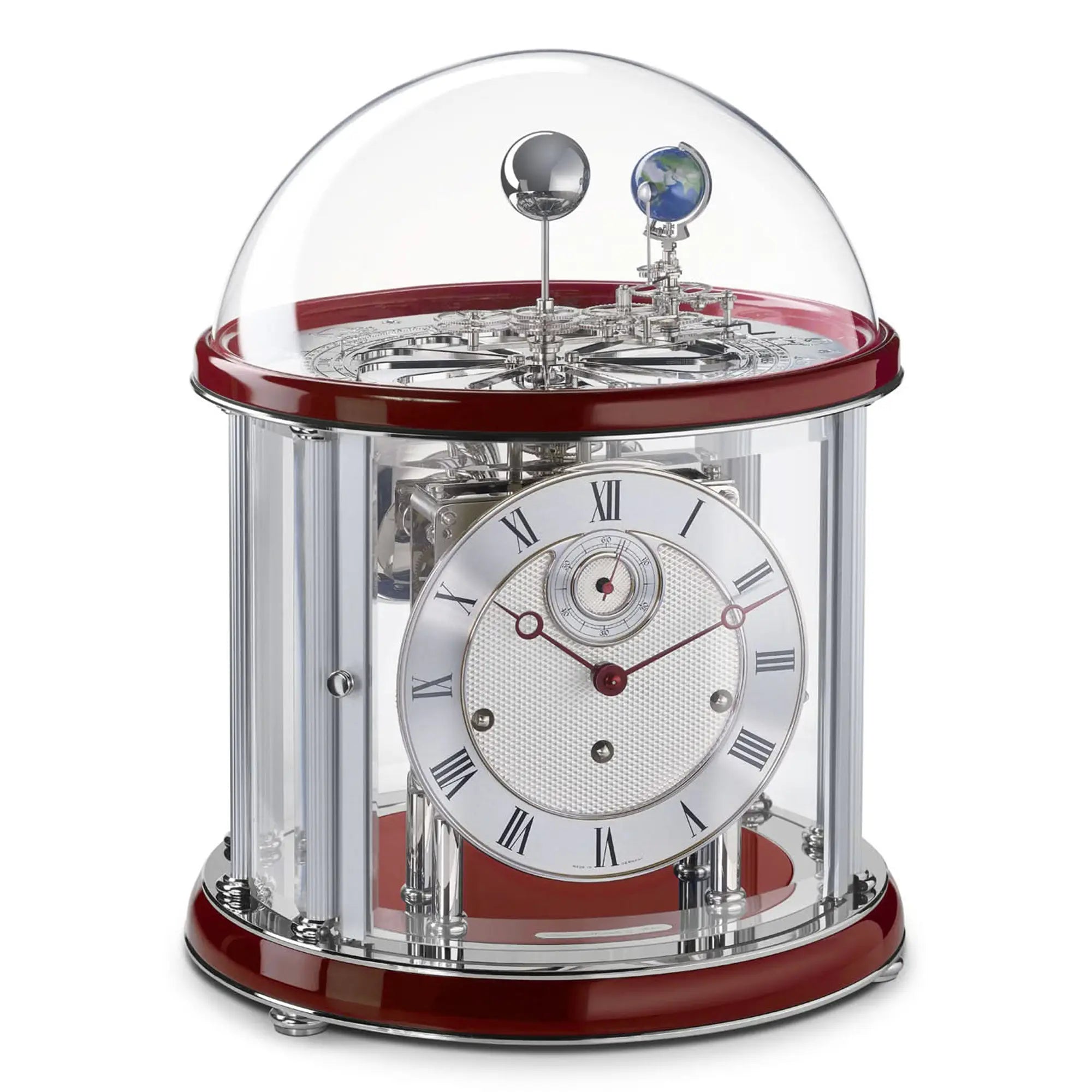Horloge de table en métal avec dôme en verre, cadran rond et mécanisme visible