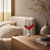 Horloge de table dans un boîtier transparent avec bras d'aiguille rouge et boule de pendule