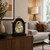 Horloge de table noire avec affichage de phase lunaire dorée sur un buffet