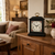 Horloge de table sur commode en bois, boîtier noir, cadran blanc avec fleurs, poignée dorée