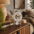 Horloge de table avec squelette en aluminium, mouvement apparent, cadran blanc et bouton de balancier