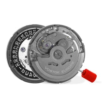Herrenuhr mit transparentem Gehäuseboden und sichtbarem mechanischem Uhrwerk, rot markierte Krone