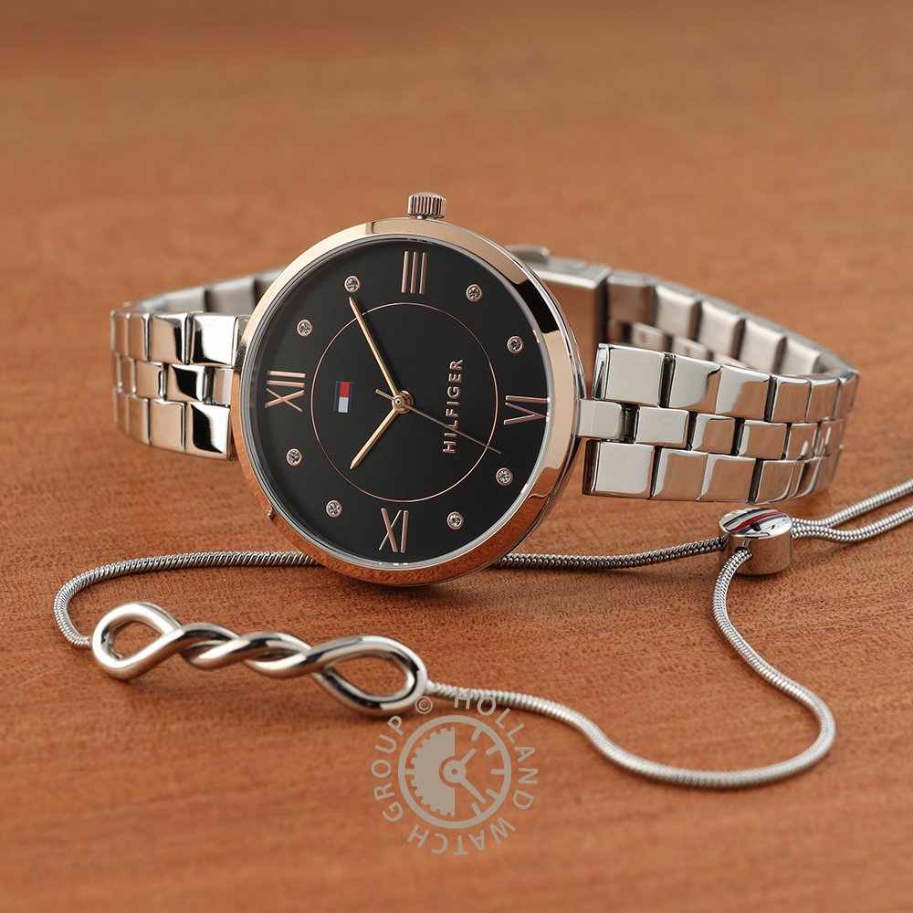 Tommy Hilfiger Herrenuhr mit rundem schwarzem Zifferblatt und silbernem Metallarmband