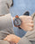 Herrenarmbanduhr am Handgelenk: graues Zifferblatt, braunes Lederarmband, analog
