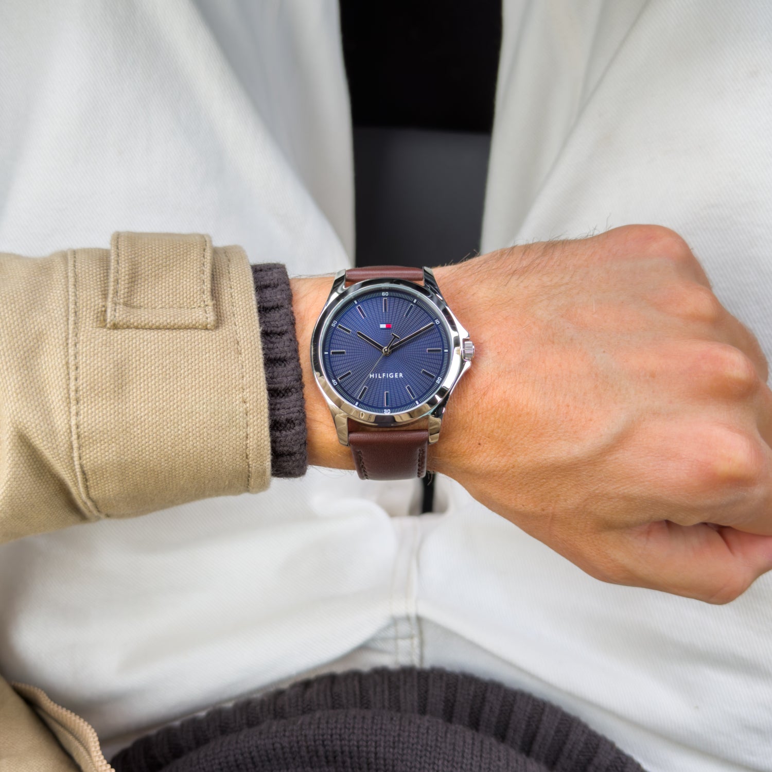 Herrenarmbanduhr mit blauem Zifferblatt und braunem Lederarmband am Handgelenk