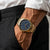 Herrenarmbanduhr am Handgelenk, blaues Zifferblatt, goldfarbenes Edelstahlband