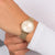 Damenarmbanduhr Tommy Hilfiger: goldfarbenes Milanaiseband, Pavé-Lünette, helles Zifferblatt