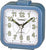 Réveil de voyage Casio avec boîtier en plastique bleu, cadran blanc et aiguilles analogiques.