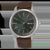 Montre pour homme : cadran vert foncé avec SOLAR, bracelet en cuir marron, boîtier en acier