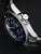 Montre automatique UMR Ruhla, vue latérale avec lunette brossée et cadran bleu
