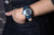 Montre pour femme au poignet : bracelet bleu et cadran en nacre avec aiguilles