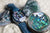 Montre pour femme avec bracelet bleu et boîtier rond ; cadran en nacre avec index