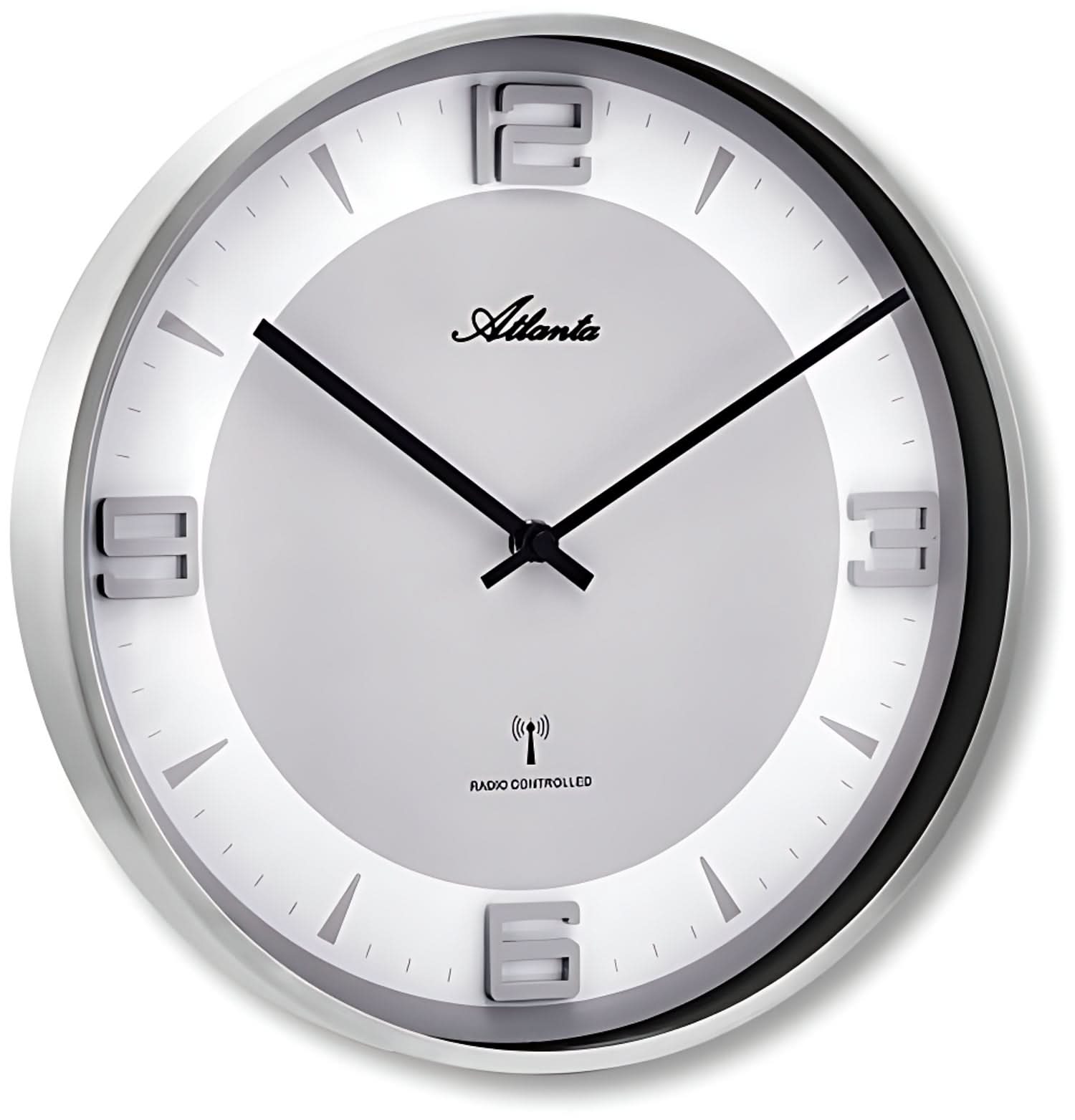 Horloge murale radio-pilotée : cadre rond argenté, cadran blanc, aiguilles noires