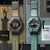 G-Shock Uhren mit Textilbändern, links hellgrau, rechts hellblau; sichtbare Digitalanzeigen.